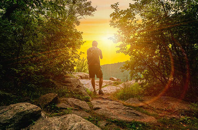 月の光を浴びてトレッキング